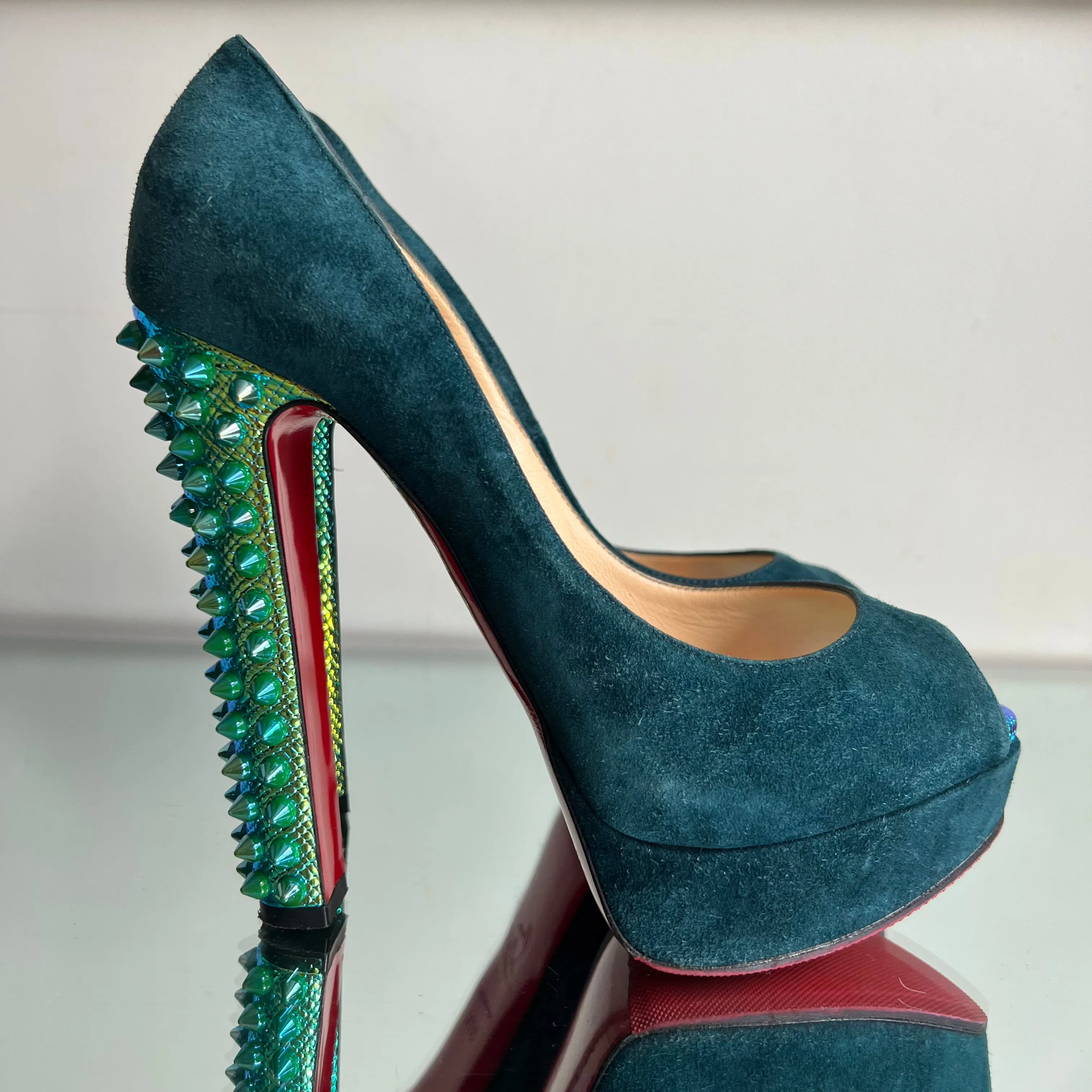Peep Toe Christian Louboutin Com Spikes no salto holografico Azul
