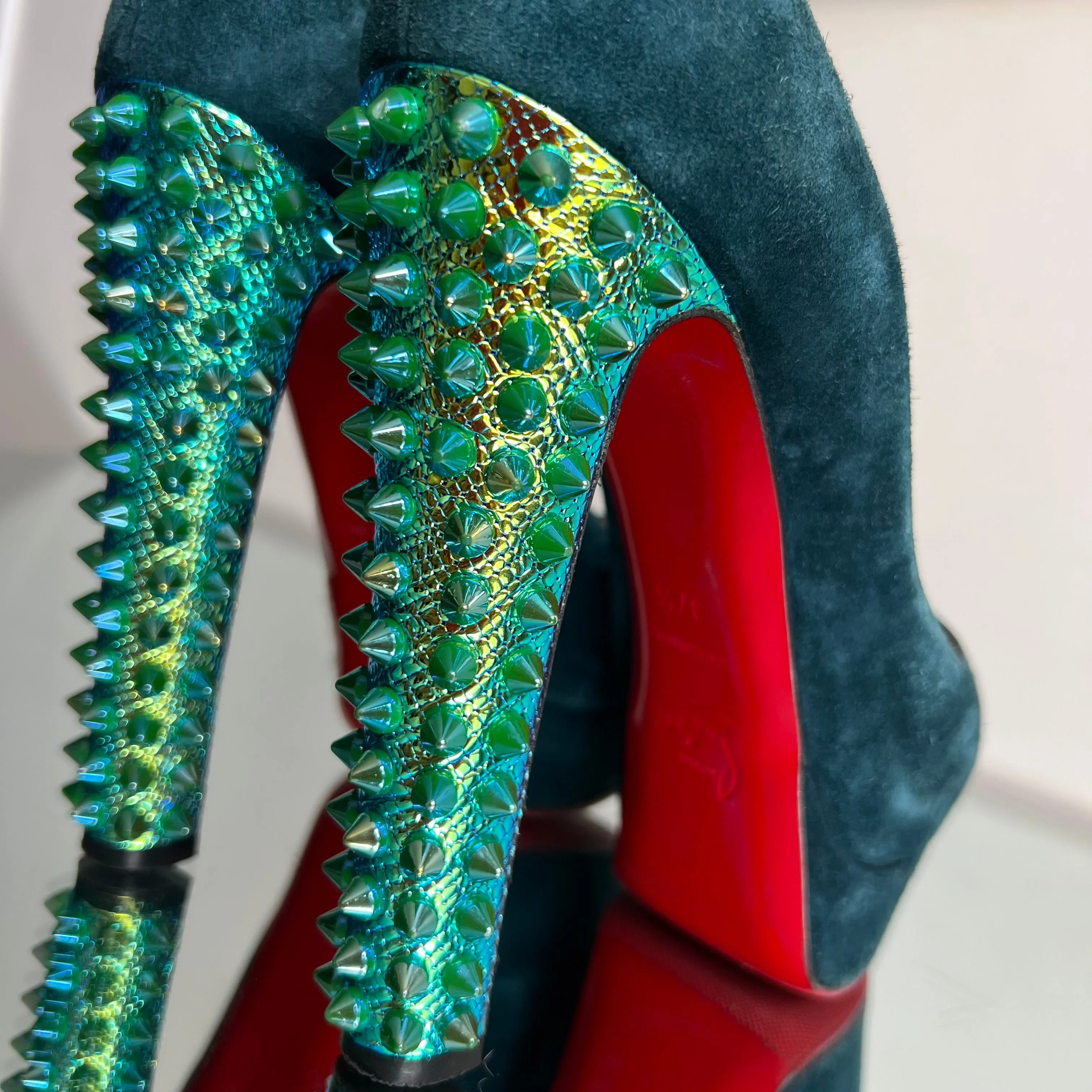 Peep Toe Christian Louboutin Com Spikes no salto holografico Azul