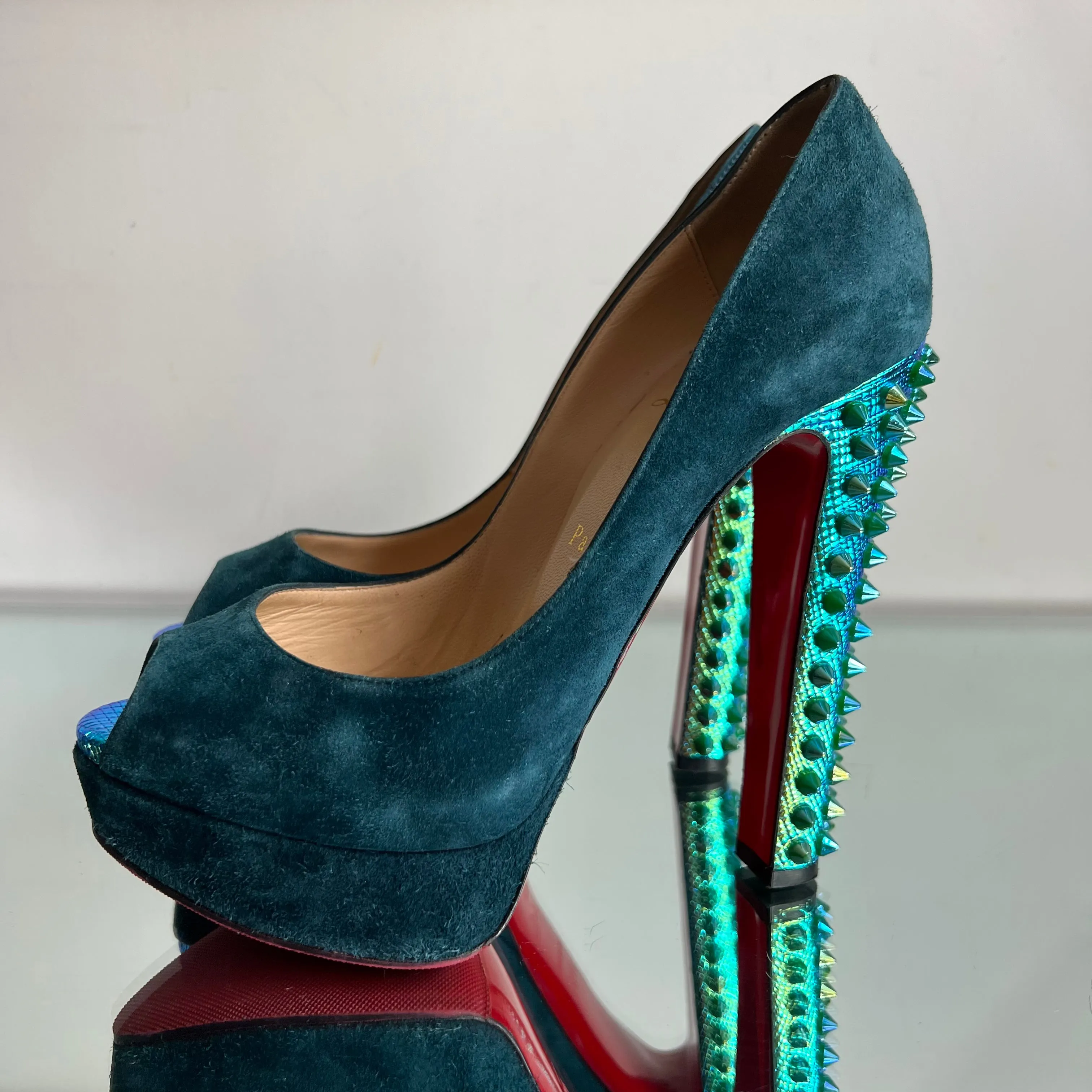 Peep Toe Christian Louboutin Com Spikes no salto holografico Azul
